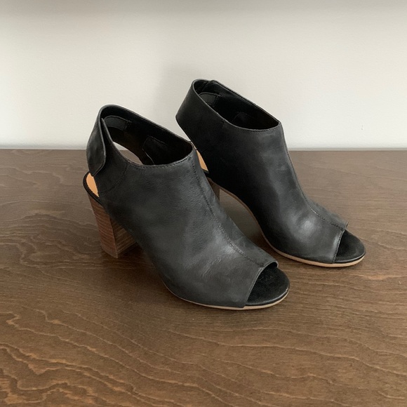 Nine West Liamo leather open toe snap close heels. Size 6. - Picture 1 of 6